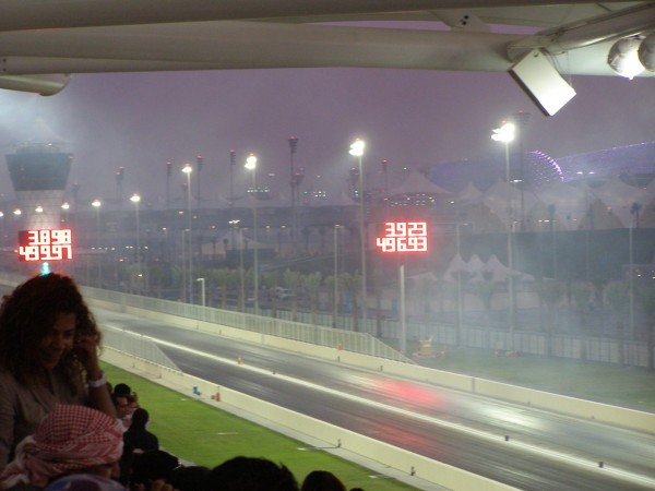 Drag racing în Yas Marina (sus, timpul; jos, viteza)