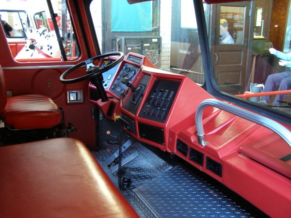Cabina camionului de pompieri